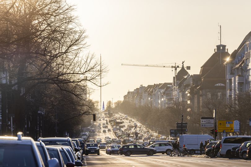 Autoverkehr auf einer Hauptverkehrsstraße am frühen Abend