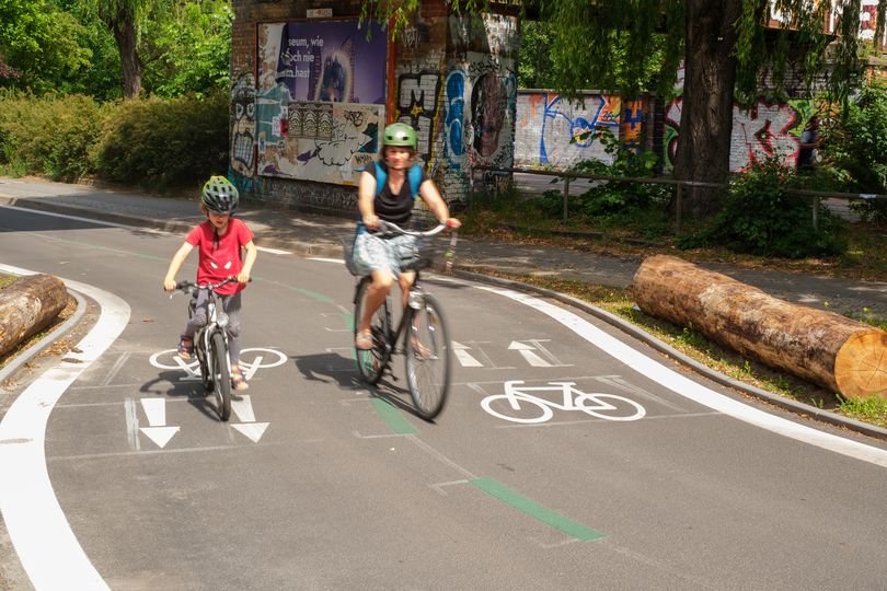 Radfahrende auf Zweirichtungsradweg