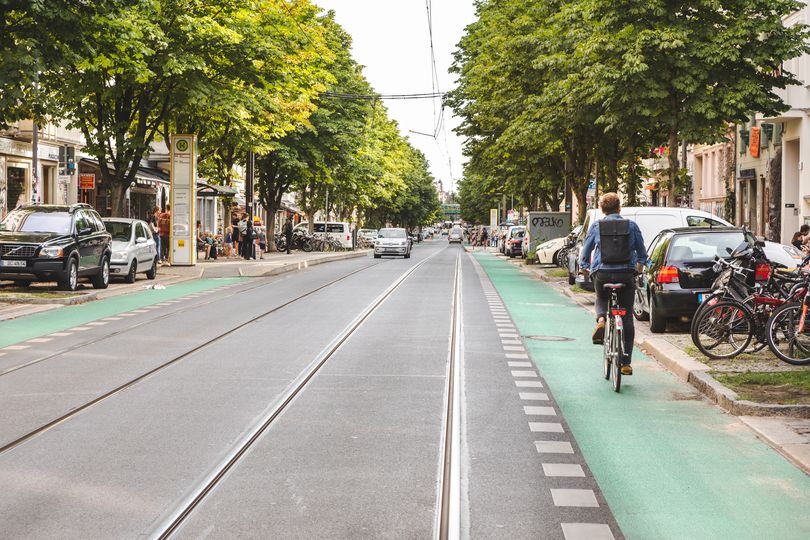 Radfahrer auf grün markiertem Radfahrstreifen Kastanienallee