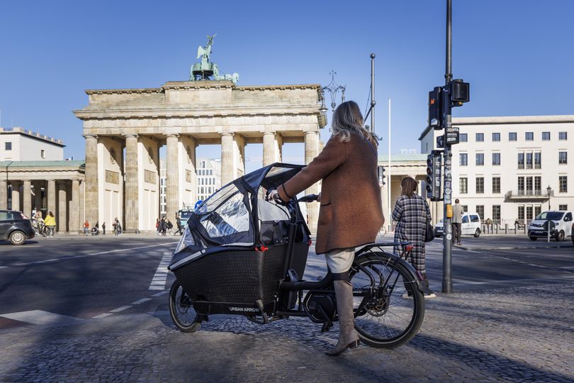 Fahrerin eines Lastenrads an der Kreuzung vor dem Brandenburger Tor