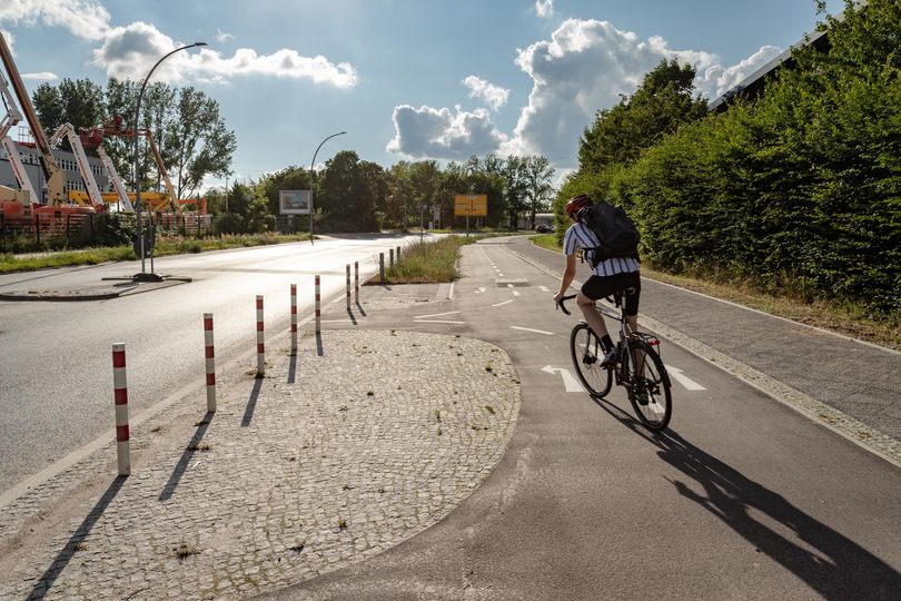 Radfahrer ordnet sich ein zum Abbiegen auf Zweirichtungsradweg Bitterfelder Straße