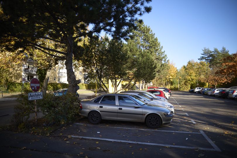 Parkende Autos auf Parkplatz U-Bahnhof Alt-Mariendorf