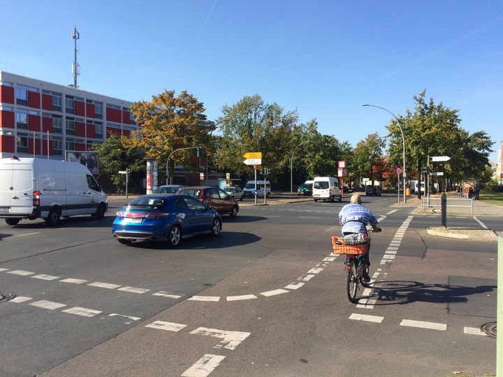 Radfahrerin fährt über Kreuzung Johannisthalter Chaussee