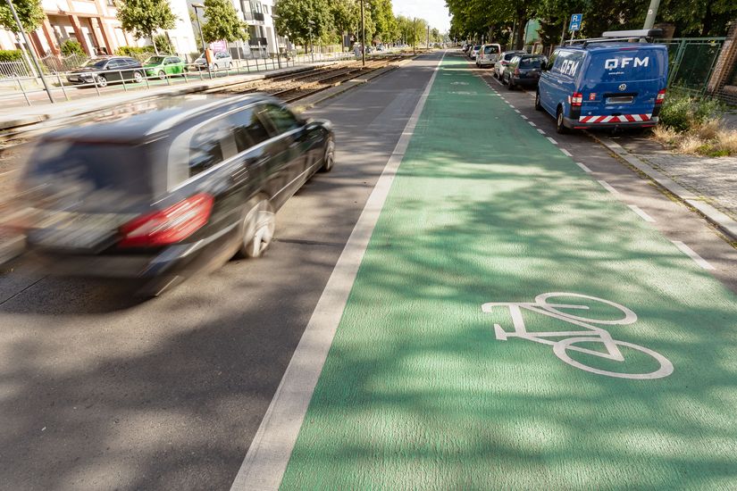 Breiter Radfahrstreifen mit Grünbeschichtung