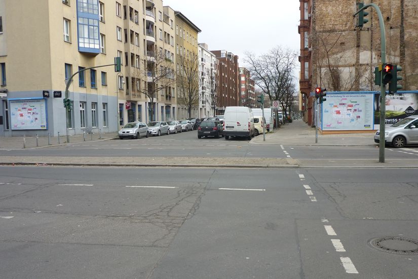 Die Kreuzung Potsdamer Straße mit der Alvensleben Winterfeldtstraße Querung Ampelanlage
