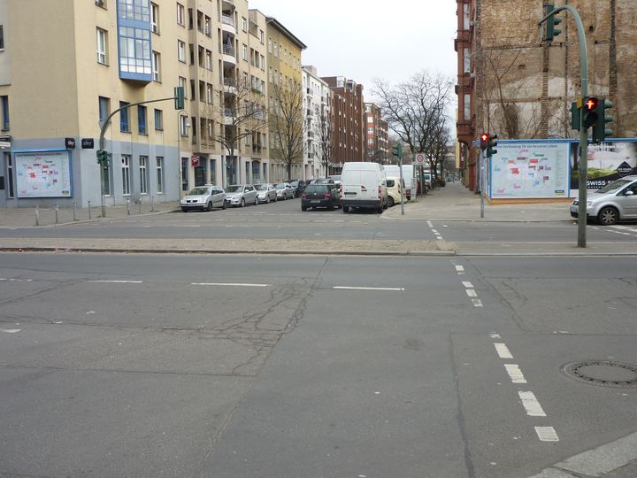 Die Kreuzung Potsdamer Straße mit der Alvensleben Winterfeldtstraße Querung Ampelanlage