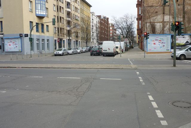 Die Kreuzung Potsdamer Straße mit der Alvensleben Winterfeldtstraße Querung Ampelanlage