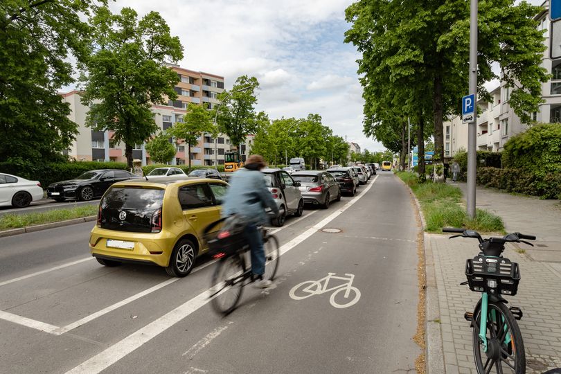 Führung der Radverkehrsanlage rechts vom ruhenden Verkehr in der Kaiser-Wilhelm-Straße
