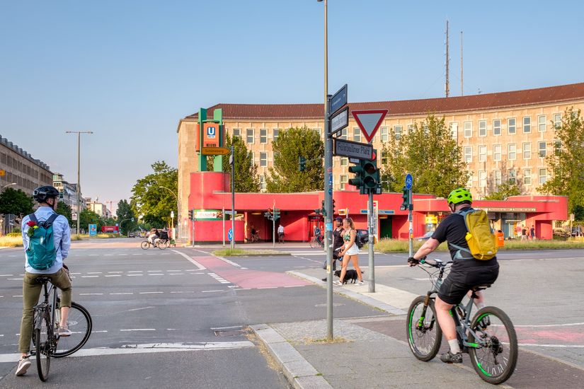 Radfahrende warten an roter Ampel am Hohenzollerndamm Kreuzung Fehrbelliner Platz