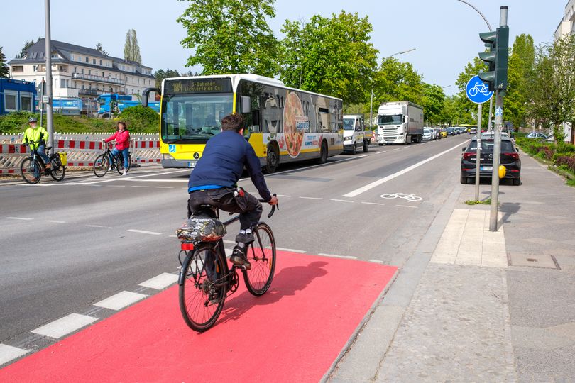 Fahrrad auf neuem markierten Radfahrstreifen auf der Attilastraße