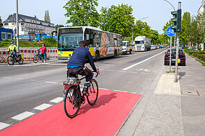 Fahrrad auf neuem markierten Radfahrstreifen auf der Attilastraße