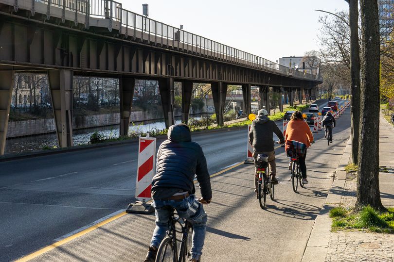 Radfahrende auf Radweg mit Leitbaken entlang Hallesches Ufer