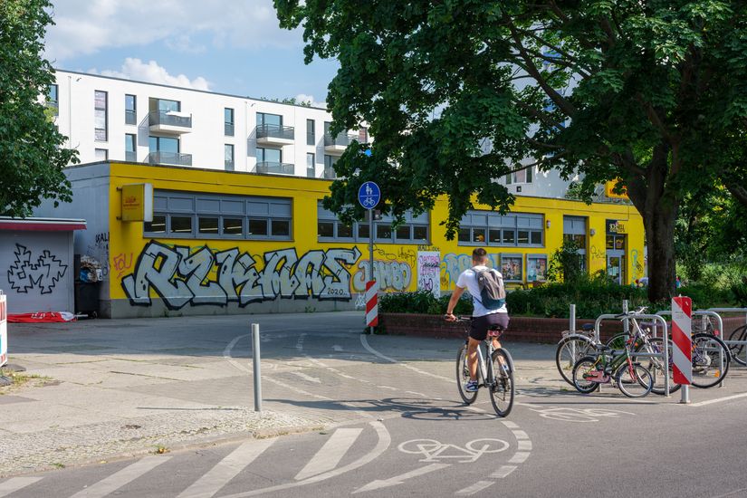 Fahrradfahrer auf Sonderweg zwischen Holzmarktstraße und Schillingstraße