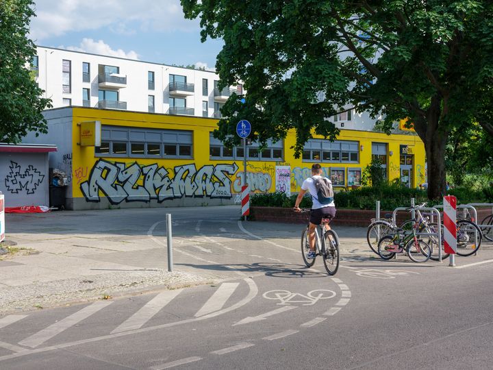 Fahrradfahrer auf Sonderweg zwischen Holzmarktstraße und Schillingstraße