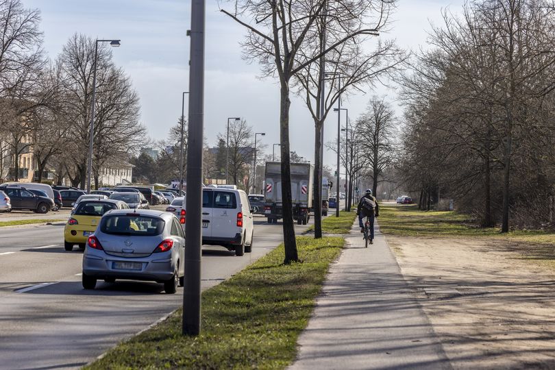 Fahrradfahrer auf Radweg an der Heerstraße