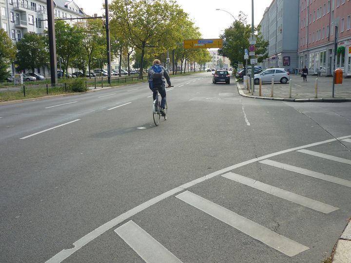 Verkehr auf Danziger Straße ohne Radfahrstreifen
