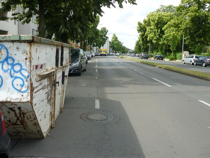 Straßenraumaufteilung in der Kaiser-Wilhelm-Straße ohne eigenen Verkehrsraum für den Radverkehr