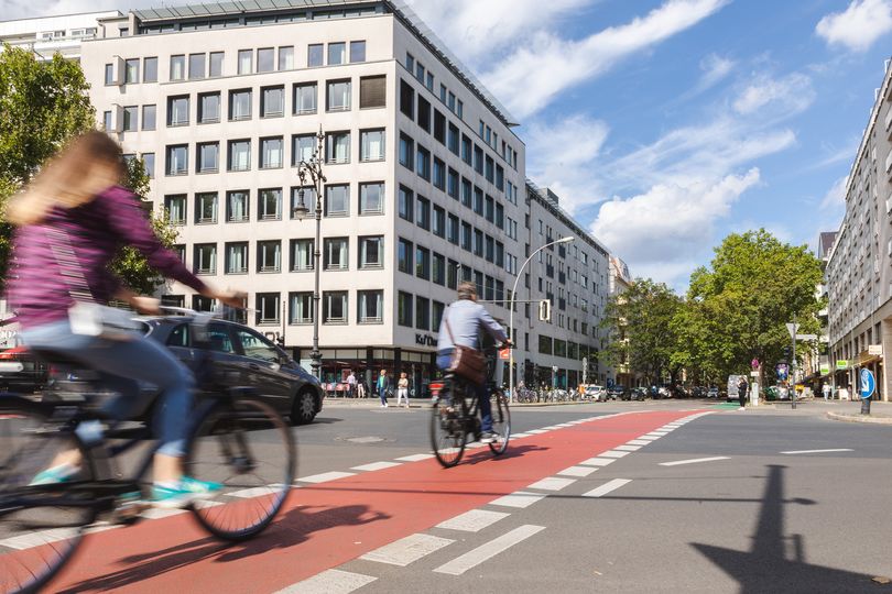 Radfahrende queren rot markierte Kreuzung auf Joachim-Friedrich-Straße