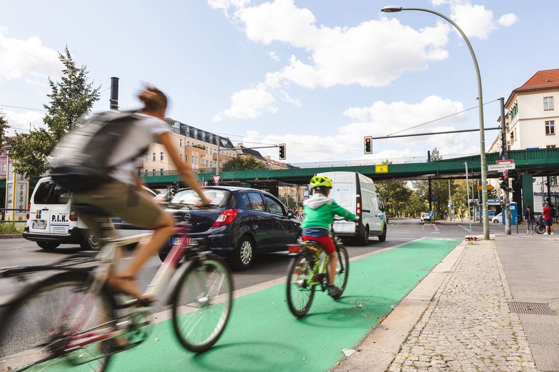 Kind auf Fahrrad auf grün markiertem Radfahrstreifen Wisbyer Straße Höhe Schönhauser Allee