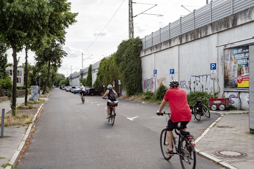 Radelnde auf asphaltierter Brauerstraße