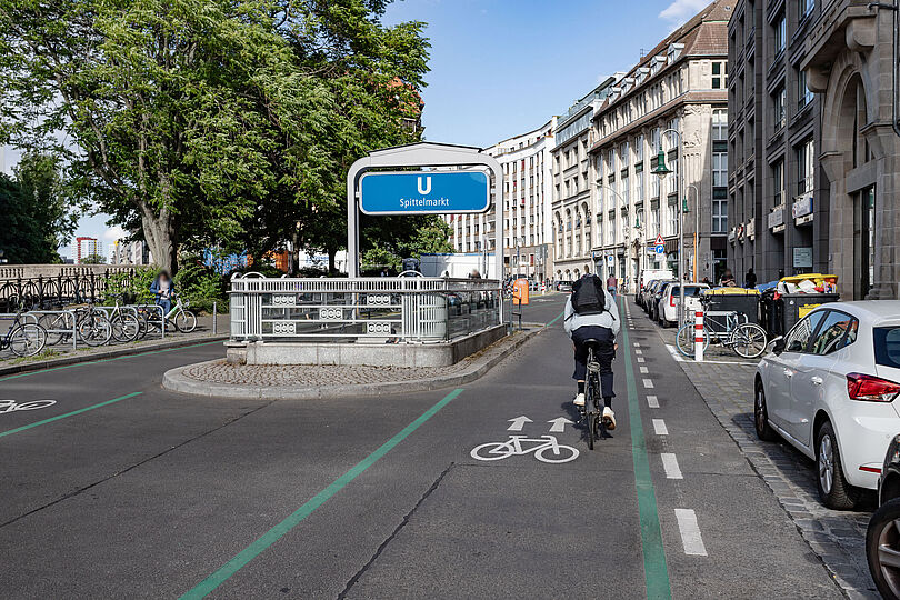 Fahrradfahrer fährt auf einer Fahrradstraße in der Nähe des U-Bahn-Eingangs Spittelmarkt