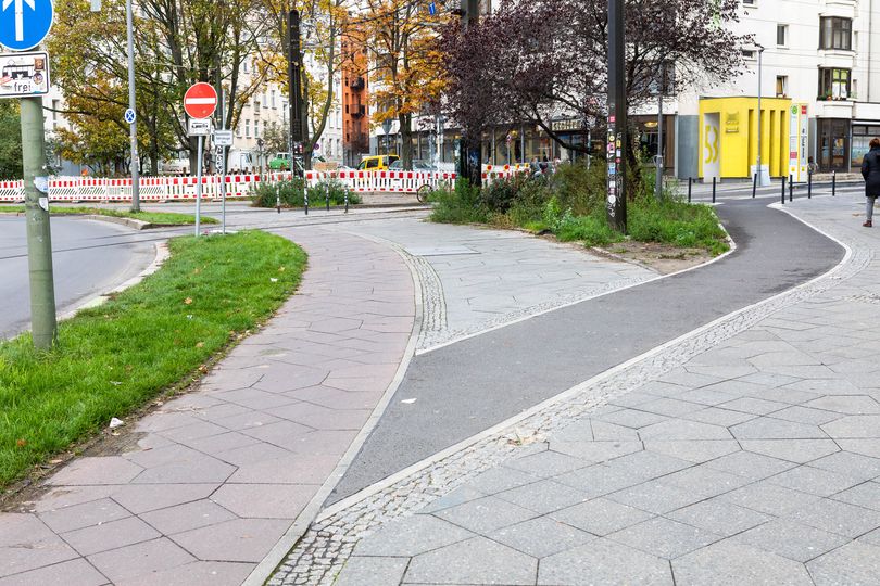 Radweg von Bersarinplatz auf Weidenweg in Friedrichshain