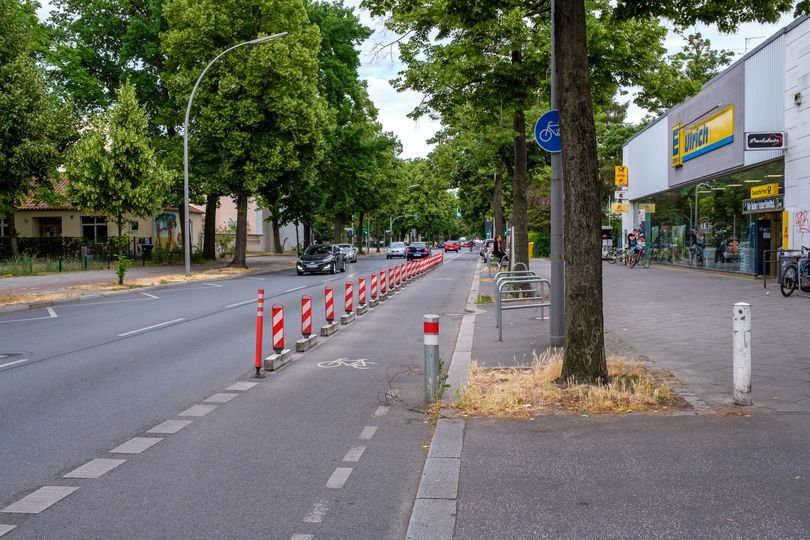 Geschützter Radfahrstreifen auf Bernauer Straße in Berlin Tegel