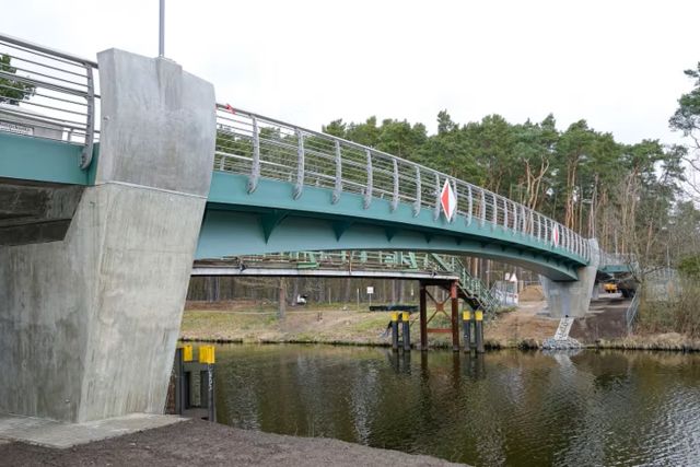 Brücke über einen Kanal