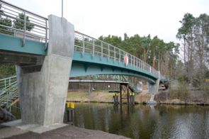 Brücke über einen Kanal