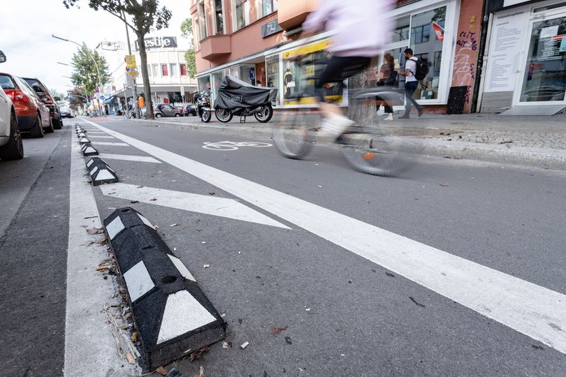 Geschützter Radweg Kottbusser Damm mit Sicherheitstrennstreifen