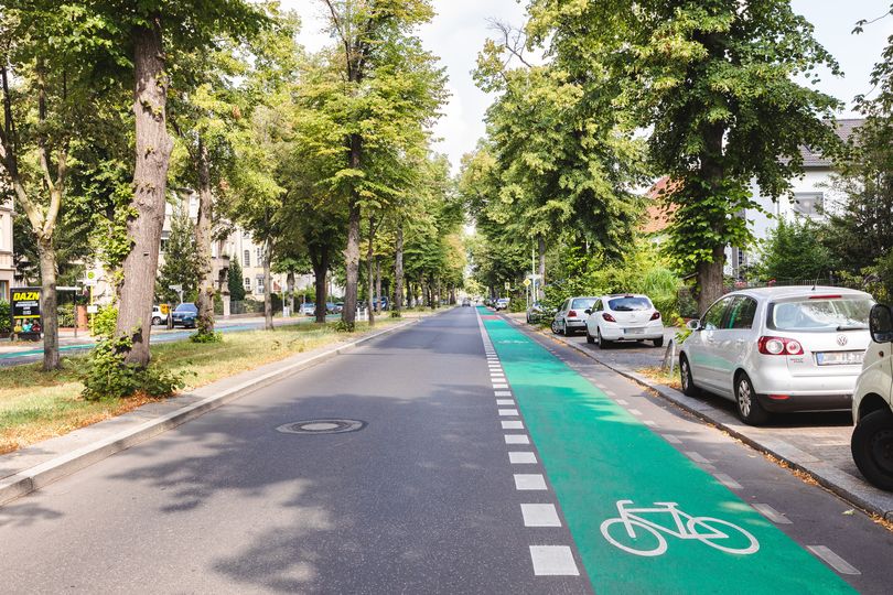 Grün markierter Radfahrstreifen Habelschwerdter Allee