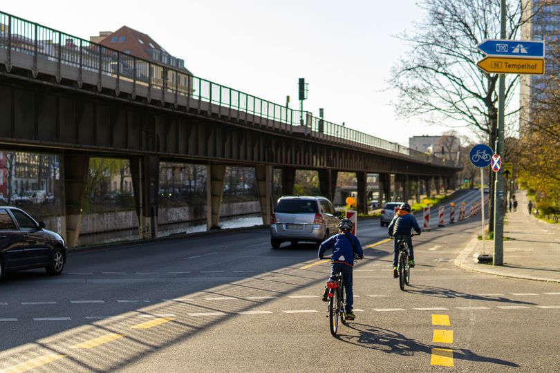 Kinder radeln entlang Hallesches Ufer auf Popup Bikelane mit Leitbaken