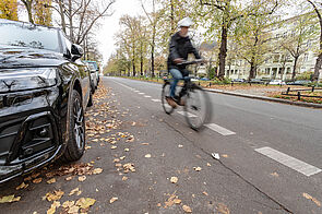 Radfahrende auf der Fahrbahn der Schloßstraße