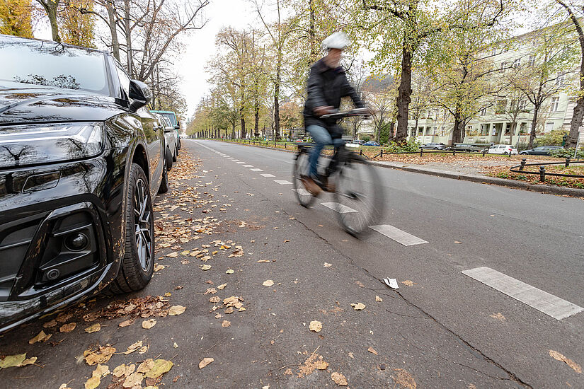 Radfahrende auf der Fahrbahn der Schloßstraße