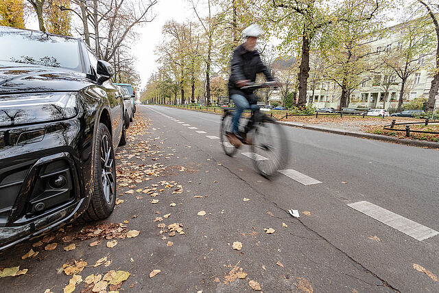 Radfahrende auf der Fahrbahn der Schloßstraße