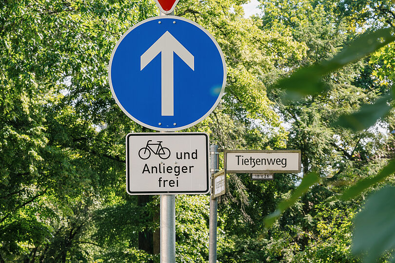 Verkehrsschild am Tietzenweg für Fahrradfahrer und Anlieger frei