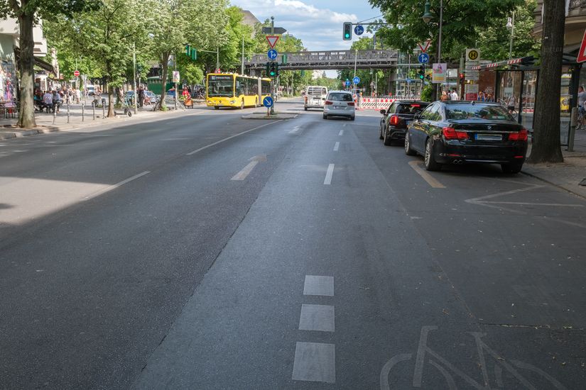 Fahrspuren auf der Schlesischen Straße