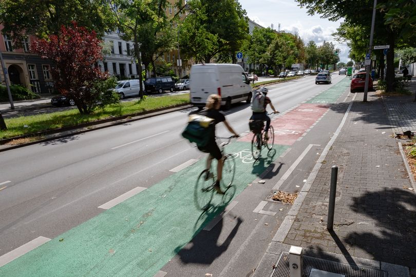 Radfahrende entlang farblich markiertem Radfahrstreifen Mehringdamm