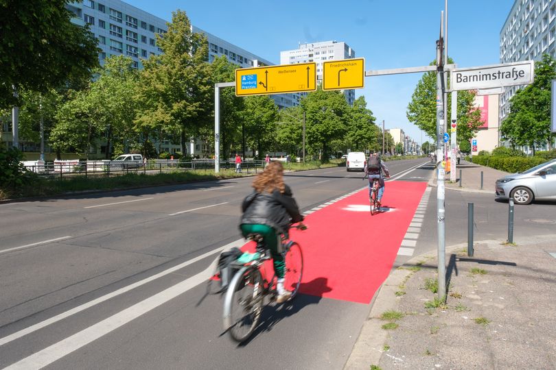 Radfahrer fahren auf einem Radfahrstreifen.