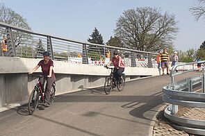 Radfahrer fahren eine Radwegunterführung entlang