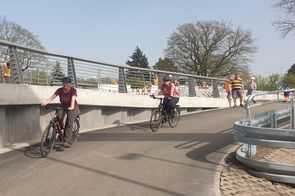 Radfahrer fahren eine Radwegunterführung entlang