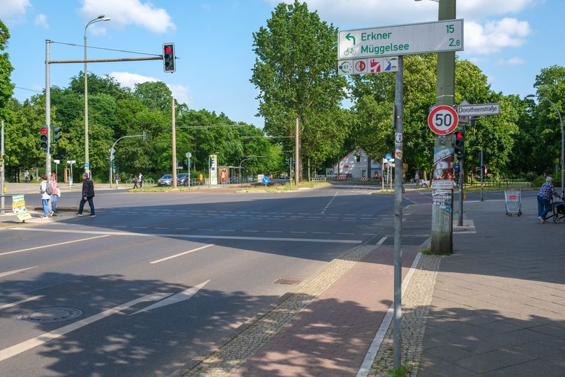 Schutzstreifen auf dem Hochbord an der Müggelheimer Straße