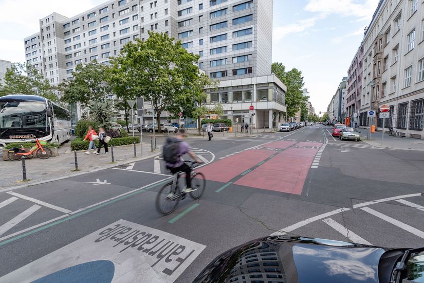 Radfahrende fährt im Kreuzungsbereich der markierten Fahrradstraße mit Rotbesichtung.
