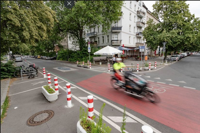 Querungsstelle für Fußverkehr an Kreuzung der Fahrradstraße in der Triftstraße