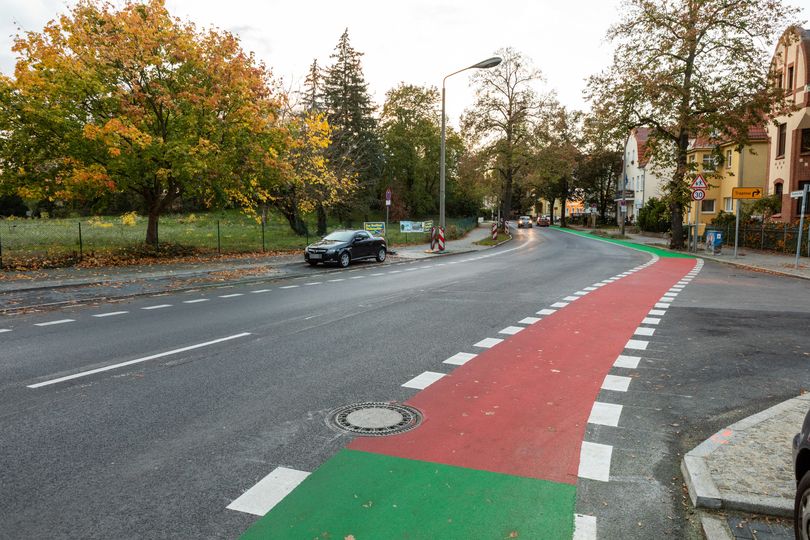 Grün und rot beschichteter Radfahrstreifen Wernsdorfer Straße