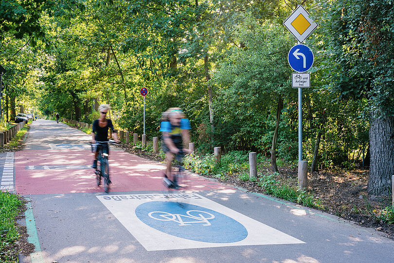 Fahrradfahrer fahren auf einer Fahrradstraße