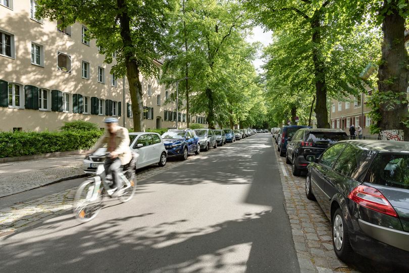 Fahrrad auf der asphaltierten Mühlenstraße