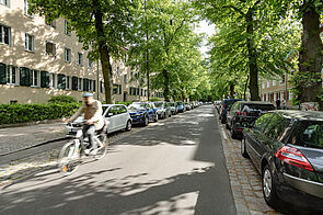 Fahrrad auf der asphaltierten Mühlenstraße