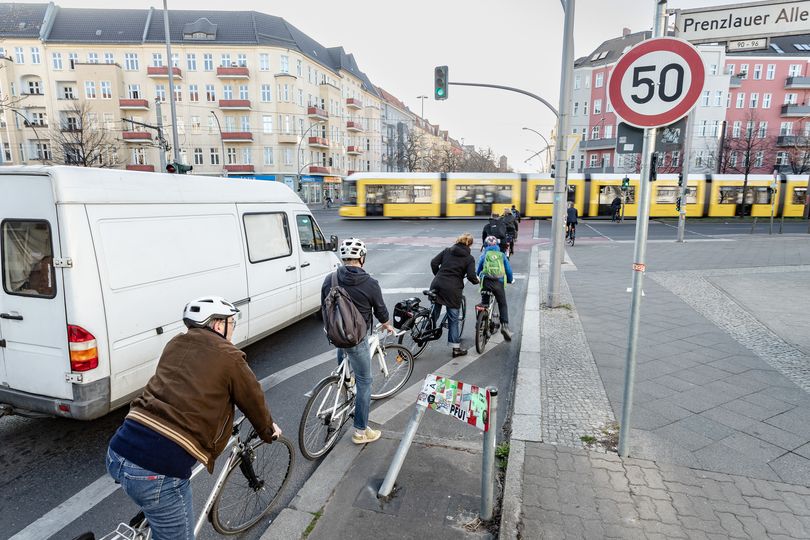 Radfahrende warten an Kreuzung Prenzlauer Allee / Grellstraße