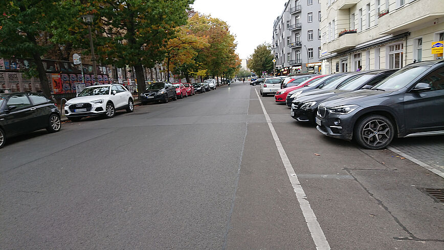 Revaler Straße mit parkenden Autos an der Seiter in Berlin Friedrichshain